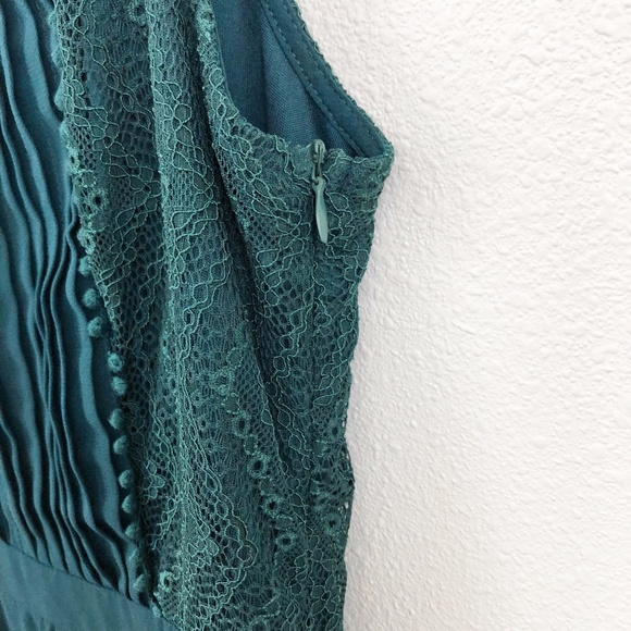 Doe & Rae Green Lace and Pleated Sleeveless Dress - Picture 4 of 8